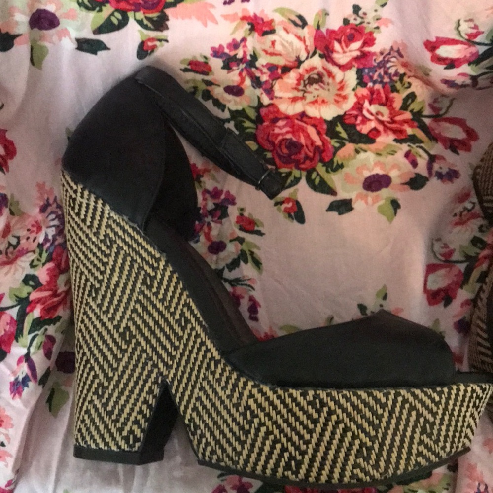 Black wedges